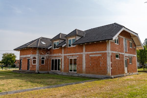 POGLED NA ULAZ I PROZORE ZA GORNJU I DONJU ETAŽU