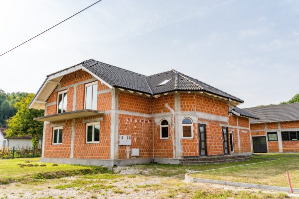 PRIKAZ KUĆE SA DVA ULAZA - GORNJA ETAŽA neto 220m2, DONJA ETAŽA neto 220m2, PODRUM ( mjesto za rekreaciju, sauna i jacuzzi, tuš, wc ) 45m2 1