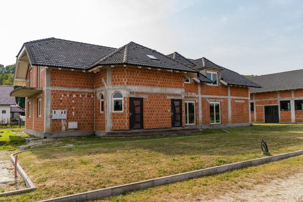 PRIKAZ KUĆE SA DVA ULAZA - GORNJA ETAŽA neto 220m2, DONJA ETAŽA neto 220m2, PODRUM ( mjesto za rekreaciju, sauna i jacuzzi, tuš, wc ) 45m2 2