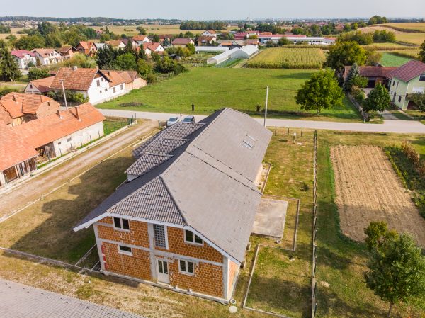 PRIKAZ PROZORA I OTVORA SA STRAŽNJE STRANE ZA GORNJU I DONJU ETAŽU STAMBENOG PROSTORA